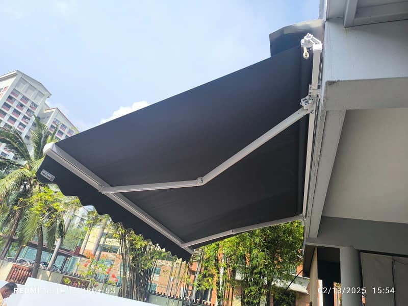 Retractable Awning (3)